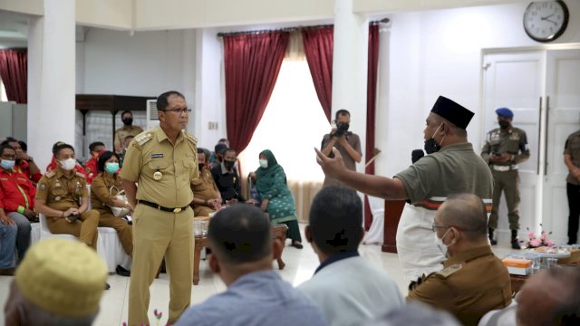Walikota Makassar Moh Ramdhan Pomanto (Danny Pomanto) menggelar pertemuan dan silaturahmi mencari solusi masalah perang kelompok, bersama tokoh tokoh masyarakat (Ist)