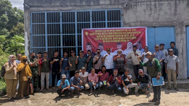 Para petani menerima bantuan pupuk yang diserahkan DPC Gerindra Bantaeng. Ist