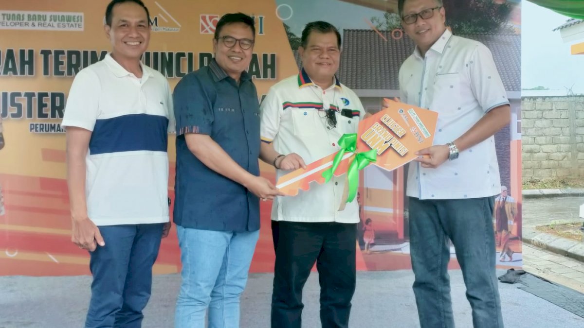 Rektor UNM Menerima Kunci Secara Simbolis Rumah Grand Pinisi UNM dari Developer