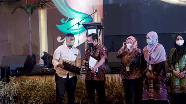 Penyerahan Penghargaan The Best Paper Award FMI 2021 (Ist)