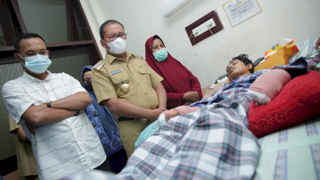 Wali Kota, Makassar Moh Ramdhan Pomanto (Danny Pomanto) menjenguk Korban pertikaian mahasiswa asal kabupaten Luwu dan Bone (Ist) 