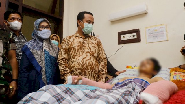 Plt Gubernur Sulsel, Andi Sudirman Sulaiman, menjenguk korban penyerangan di asrama mahasiswa, yang tengah menjalani perawatan di RSUP Wahidin Sudirohusodo dan Rumah Sakit Pelamonia, Selasa 30/11/2021 (Ist) 
