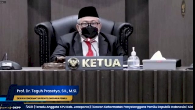 Tangkapan layar sidang putusan DKPP secara virtual. (Asrul/Sulselsatu).