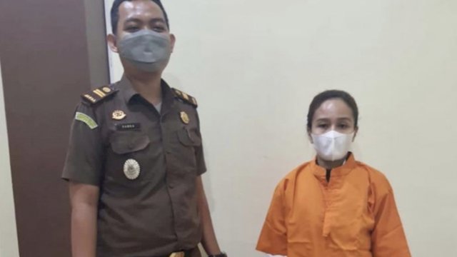 Kepala Seksi Tindak Pidana Umum Kejaksaan Negeri Makassar Andi Hairil Akhmad menerima tersangka dan barang bukti perkara pemalsuan bilyet giro deposito nasabah pada PT Bank Negara Indonesia atas nama tersangka Melati Bunga Sombe. Ist