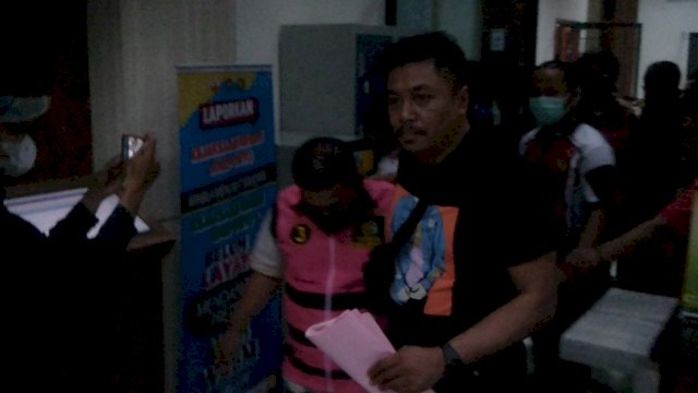 Tersangka dugaan Korupsi langsung digiring ke rutan kelas II B Jeneponto, Kamis malam 18/11/2021 (Dedi)