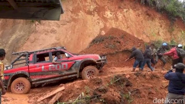 Longsor terjadi di jalur Mamasa-Polman yang mengakitbatkan jalan sulit dilalui (detik)