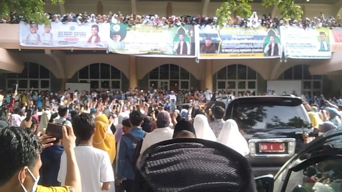 Kedatangan UAS di Jeneponto Disambut Ribuan Jamaah di Masjid Agung, Langgar Prokes?