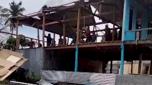 Salah satu rumah warga di Dusun Kawaka, dibongkar (Int)