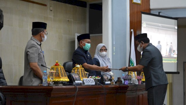 Rapat Paripurna Dilaksanakan di Ruang Sidang Paripurna DPRD Luwu Timur, pada Kamis (28/10/2021). (Foto/Humas DPRD Luwu Timur)