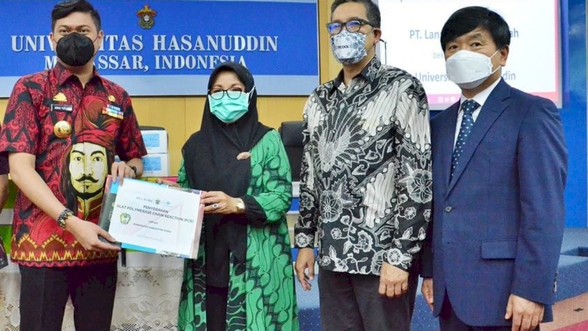 Unhas Serahkan Bantuan Alat PCR di Beberapa Wilayah Kab/Kota di Tiga Provinsi