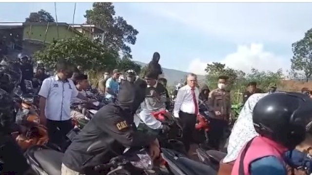 Legislator Luwu Timur Atasi Kemacetan Dampak Antrean di SPBU Towuti. Sulselsatu/Sucipto