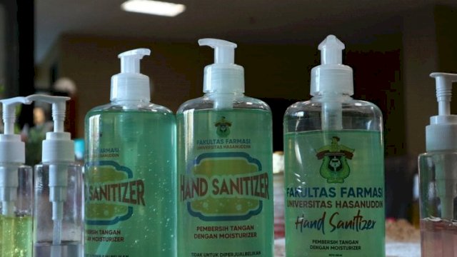 Universitas Hasanuddin melalui Fakultas Farmasi mengembangkan Produk hand sanitizer. (Dok Humas Unhas)