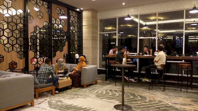 Four Point by Sheraton Makassar hadirkan tempat nongkrong eksklusif, Lobby Lounge (Sri Wahyudi Astuti/sulselsatu.com)
