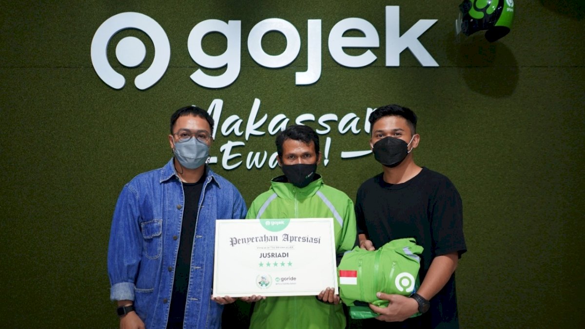 Jalan 1 KM Lewati Banjir Demi Antar Pesanan Pelanggan, Mitra Makassar Diapresiasi Gojek