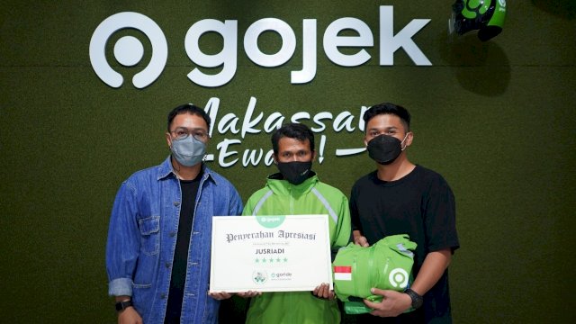Mitra Gojek Makassar dapat apresiasi karena rela terobos banjir demi mengantar pesanan pelanggan (dok. Gojek)