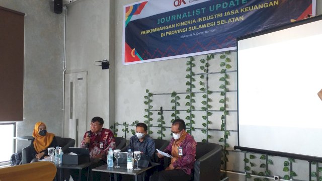 Journalist update OJK Regional 6 Sulampua di RM Cak Har, Makassar (Sri Wahyudi Astuti / sulselsatu.com)