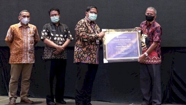 Pemkab Gowa terima penghargaan dari BI Sulsel atas implementasi QRIS (dok. Pemkab Gowa)