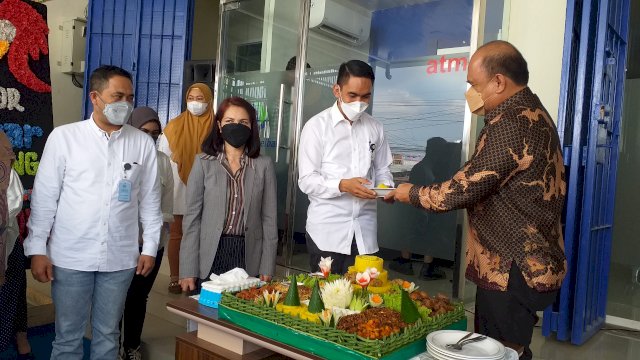Pemotongan tumpeng peresmian Kantor Bank Sulselbar Cabang Pembantu Antang (Sri Wahyudi Astuti / sulselsatu.com)