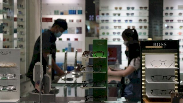 Produk kacamata dan jam tangan di Nipah Mal tawarkan diskon hingga 70 persen (dok. Kalla)