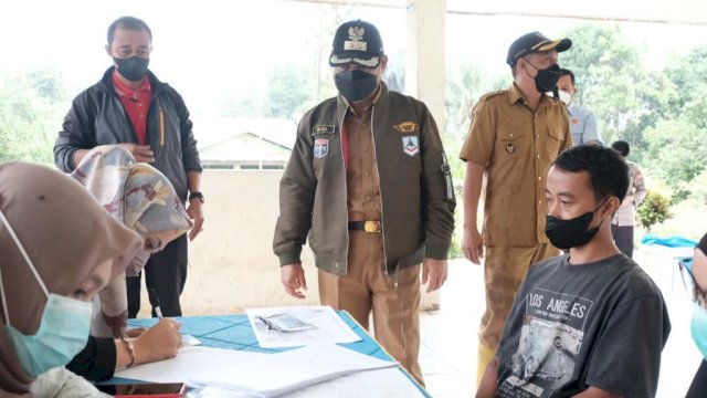 Wakil Bupati Gowa memantau langsung vaksinasi di beberapa wilayah untuk memastikan cakupan vaksinasi capai target hingga akhir Desember sebesar 70 persen (dok. Gowa)