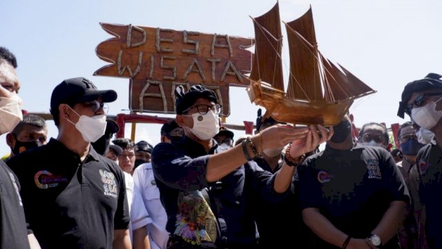 Menteri Pariwisata dan Ekonomi Kreatif, Sandiaga Uno saat mengunjungi Desa Wisata Ara, Bulukumba (istimewa)