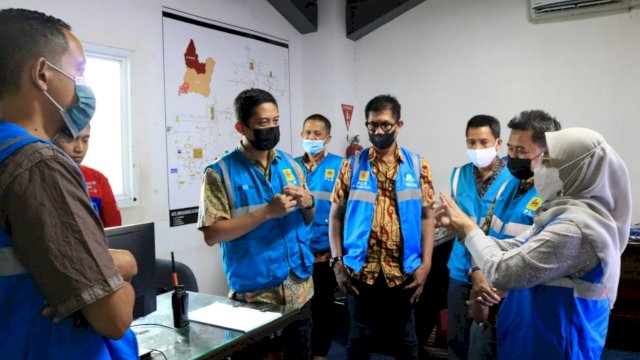 Manajemen PLN UIW Sulselrabar kunjungi posko demi memastikan kesiapan petugas jelang Natal dan Tahun baru 2022 (dok. PLN)