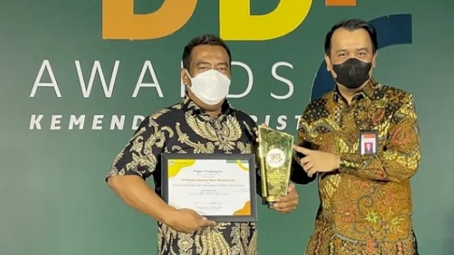 Penerimaan penghargaan dari Kemendikbudristek yang diterima Riyadi Prihantono selaku Coordinator Manager After Sales &amp; Motorsport PT Yamaha Indonesia Motor Manufacturing (YIMM) (dok. Yamaha)