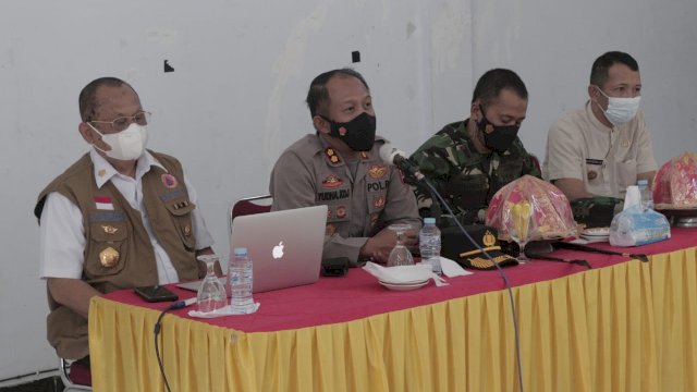 Kapolres Jeneponto AKBP Yudha Kesit Dwijayanto memberikan sambutan dalam acara sosialisasi pentingnya vaksin di Kantor Camat Batang Jeneponto (Foto Dok Humas Polres Jeneponto)