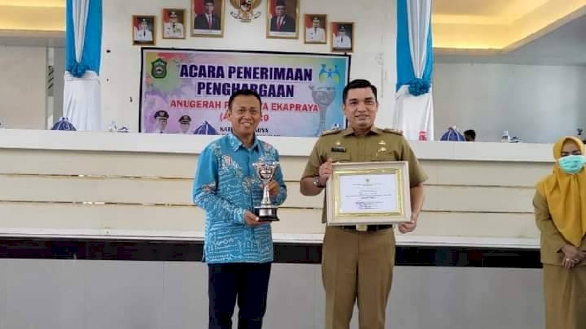 Sekda Takalar Dampingi Bupati Syamsari Kitta Terima Penghargaan APE 2020