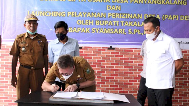 Bupati Takalar, Syamsari Kitta melaunching program Pelayanan Perizinan Desa (PAPI DESA) sekaligus meresmikan gedung olahraga futsal Bumdes Cipta Usaha di Desa Panyangkalan, Kecamatan Mangarabombang, Senin (15/11/2021).