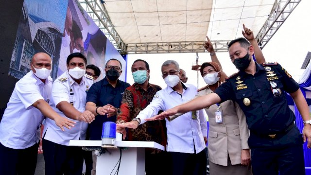 Plt Gubernur Sulsel Andi Sudirman Sulaiman melakukan launching ekspor direct flight bersama PT. Angkasa Pura Logistik Makassar tujuan Singapura melalui Bandara Internasional Sultan Hasanuddin (Ist) 