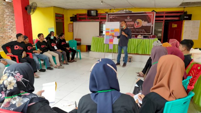 Komisioner KPU Jeneponto Devisi Sosialisasi dan Parmas, Sapriadi Saleh memberi materi pada Kader DP3 di aula Kantor Desa Bulusibatang, Kamis, 02/12/2021 (Int)