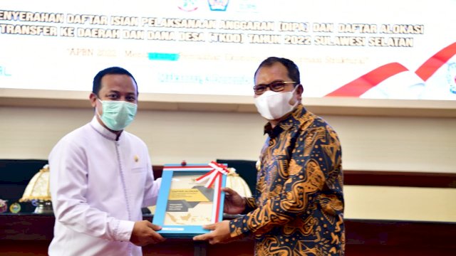 Plt Gubernur Sulsel menyerahkan DIPA 2022 ke Wali Kota Makassar Danny Pomanto (Ist) 