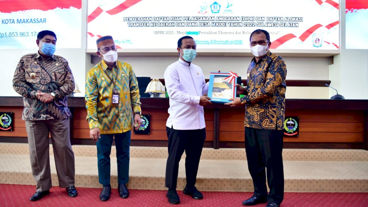 Andi Sudirman Sulaiman Serahkan DIPA dan Daftar Alokasi TKDD Tahun Anggaran 2022 Provinsi Sulsel