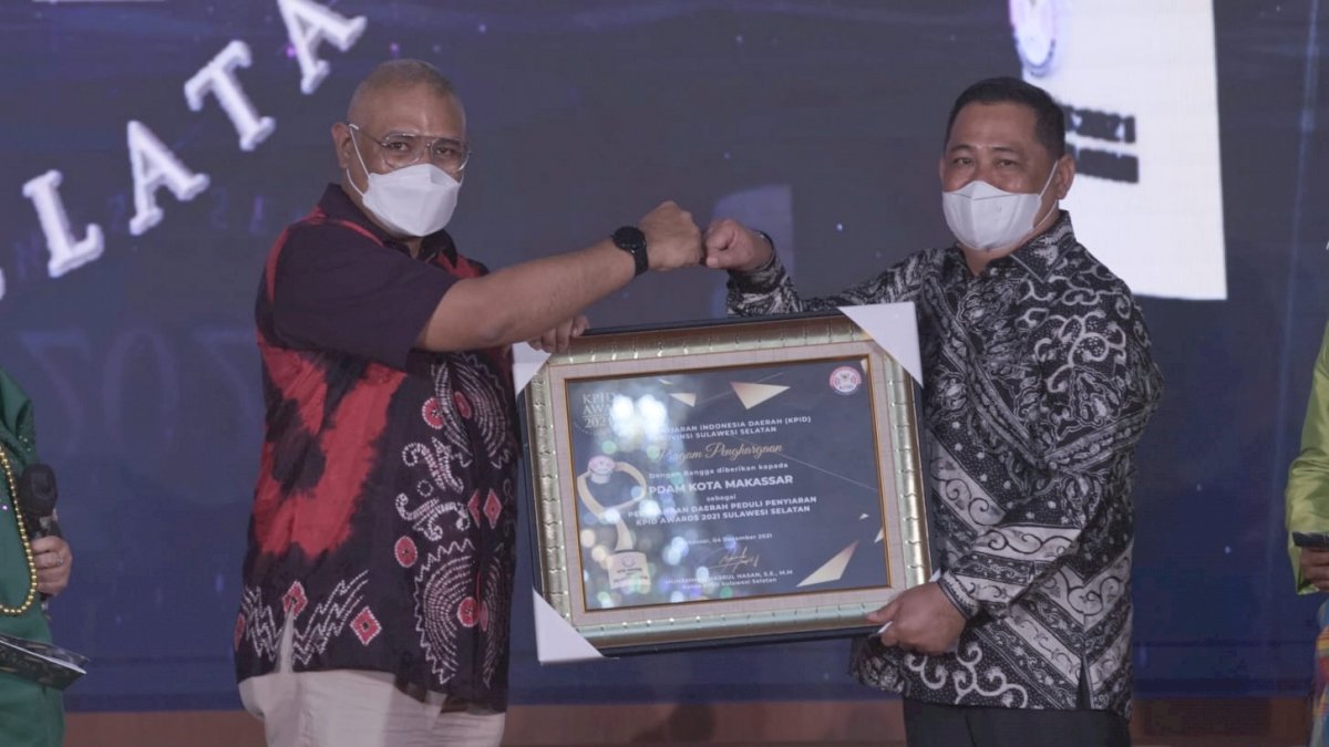Dirut Perumda Air Minum Bersama Walikota Makassar Raih Penghargaan KPID Awards 2021