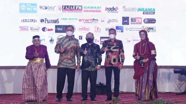 Wali Kota Makassar, Moh Ramdhan Pomanto (Danny Pomanto) menerima penghargaan khusus dari Komisi Penyiaran Indonesia Daerah (KPID) Sulawesi Selatan sebagai kepala daerah peduli penyiaran. (Ist) 