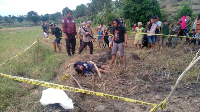 Polisi memasang garis Polisline (Dok foto Humas Polres Jeneponto)