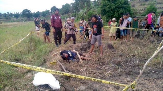 Kondisi Korban Yasa saat ditemukan oleh warga. Pihak kepolisian yang berada di lokasi langsung memasang garis polisline (Int)