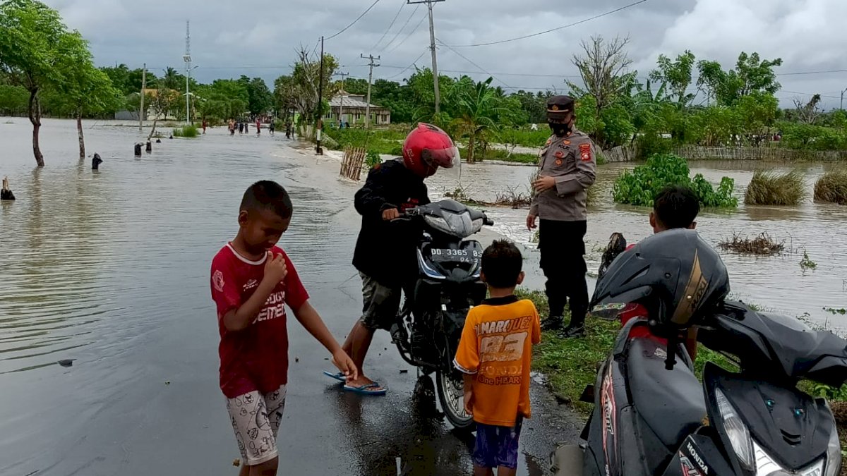 Pantau Lokasi Banjir, Kapolsek Binamu Jeneponto Imbau Pengendara Berhati-Hati