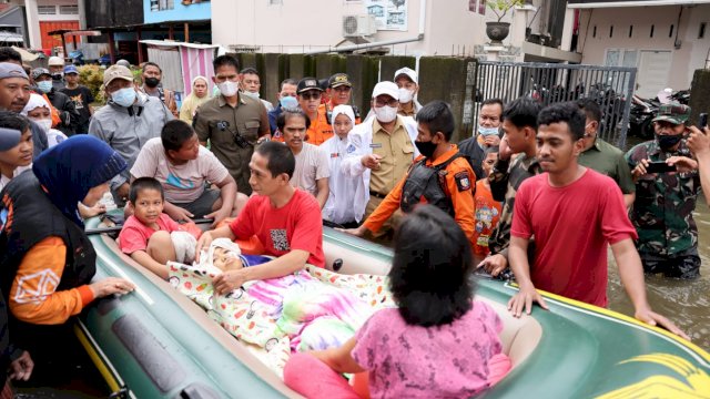 Wali Kota Makassar Danny Pomanto Mengecek Kondisi Banjir (Ist) 