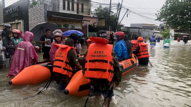 Evakuasi Korban Banjir di Kota Makassar (Ist) 
