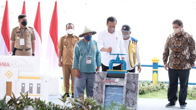 Bupati Adnan Dampingi Presiden Jokowi Resmikan Bendungan Karalloe