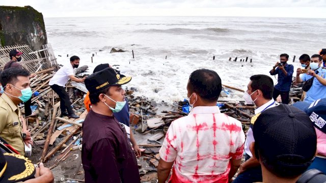 Plt Gubernur Sulsel meninjau Abrasi di Kabupaten Takalar (Ist) 