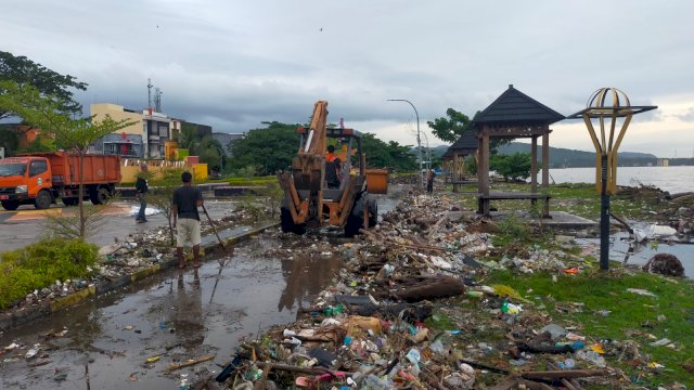 DLH Gerakkan Seluruh Petugas Kebersihan Serbu Taman Mattriotasi