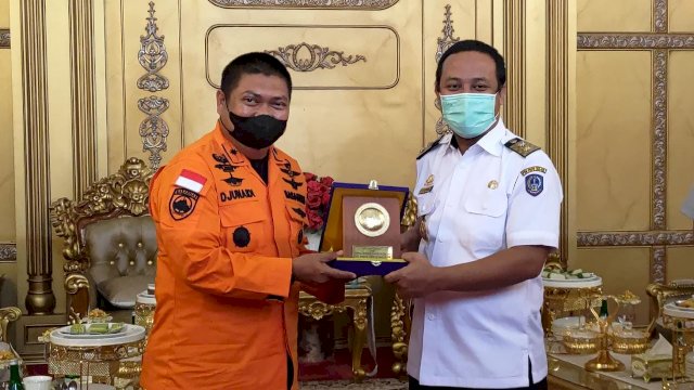 Plt Gubernur Sulsel Andi Sudirman Sulaiman Bersama Kepala Basarnas Sulsel (Ist) 
