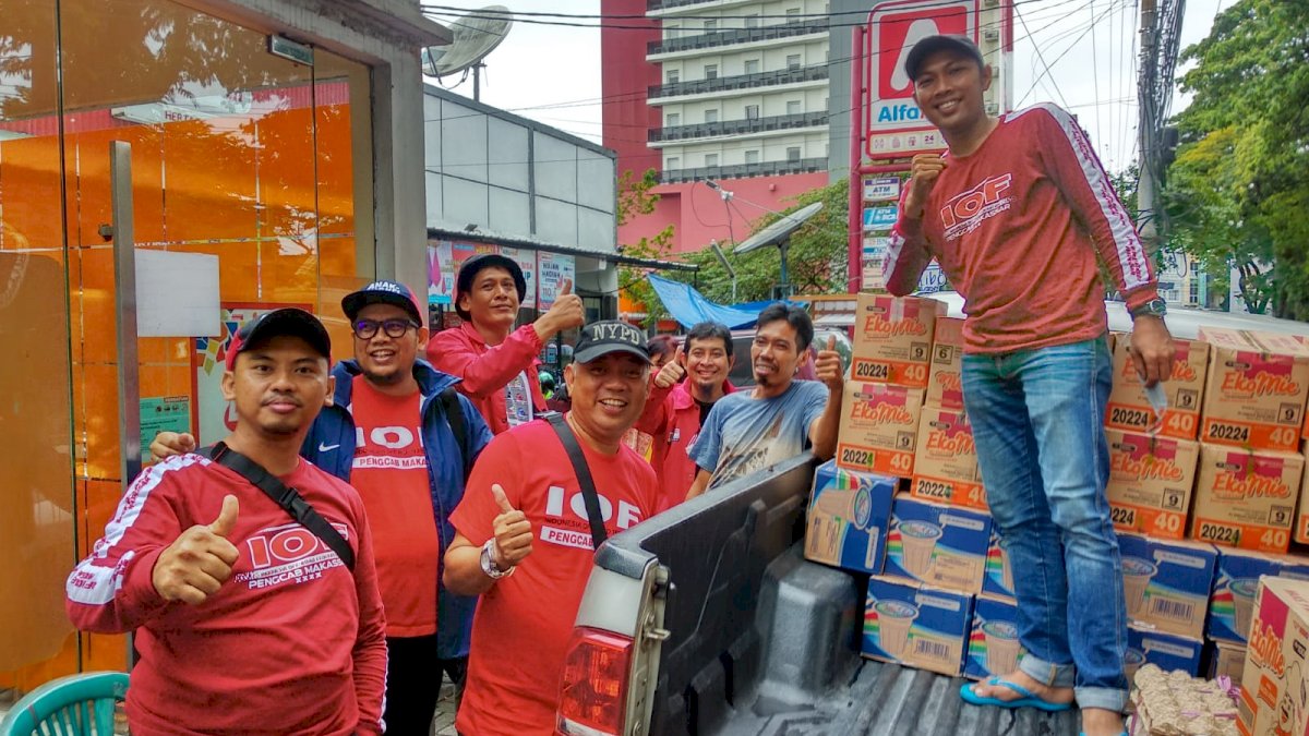 Andi Pahlevi Serahkan Bantuan Sembako ke Warga Paccerakkang