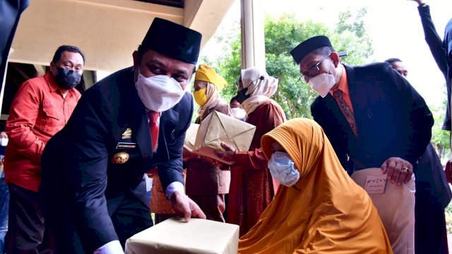 Plt Gubernur Sulsel menyerahkan bingkisan (Ist) 
