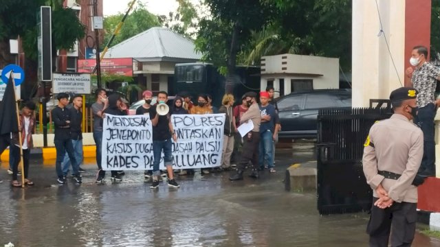 Suasana Aksi unjuk rasa depan Kantor Mapolres Jeneponto, Jalan Sultan Hasanuddin, Selasa 14/12/2021 (Dedi)