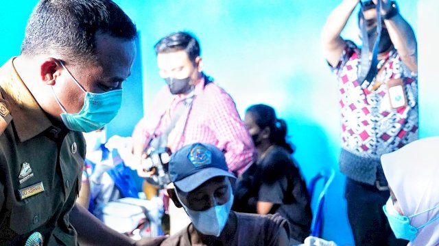 Plt Gubernur Sulsel, Andi Sudirman Sulaiman memantau pelaksanaan vaksinasi di Posko PPKM Berskala Mikro di Desa Tamalate, Kecamatan Galesong Utara, Kabupaten Takalar, Selasa 14/12/2021 (Ist) 