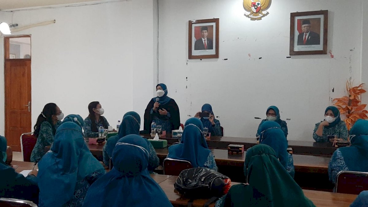 Berkunjung ke Labuan Bajo, Erna Rasyid Perkenalkan Batik Khas Parepare